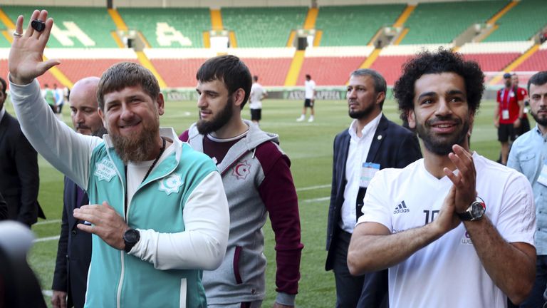 Ägyptens Superstar Mohamed Salah (r.) mit dem tschetschenischen Präsidenten Ramsan Kadyrow während des WM-Aufenthalts des ägyptischen Teams in Grosny.