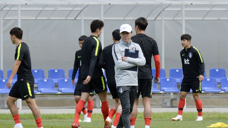 Südkoreas Trainer Shin Tae-Yong verriet vor dem ersten Spiel bei der WM, dass er in den Testspielen einige Nummern seiner Spieler vertauscht hat.