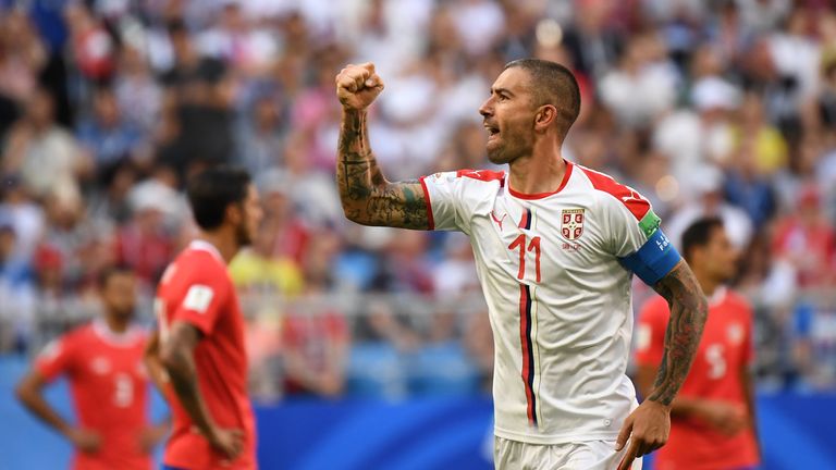 Alexander Kolarov bejubelt sein Freistoßtor bei Serbiens WM-Auftaktspiel gegen Costa Rica.