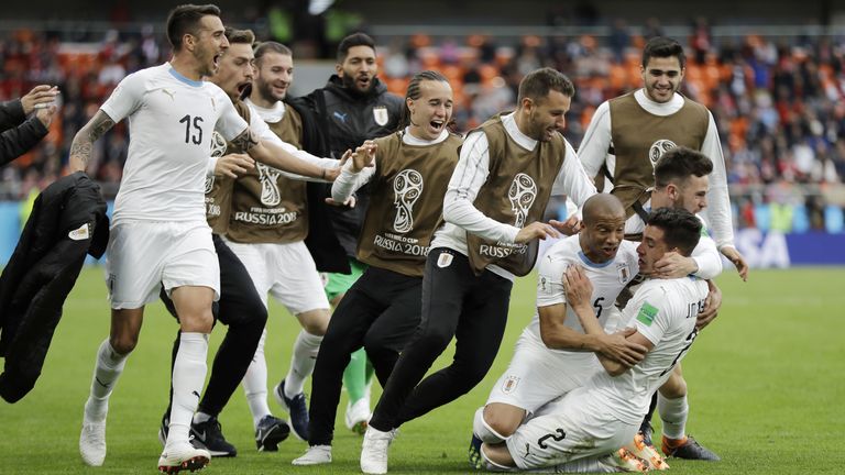 Der Moment der Erleichterung! Uruguays Jose Jimenez (r.) wird nach seinem späten Treffer zum 1:0 von seinen Mannschaftskollegen förmlich umgerannt. 