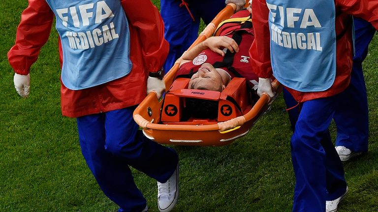 William Kvist wird in Dänemarks Spiel gegen Peru verletzt vom Platz getragen.