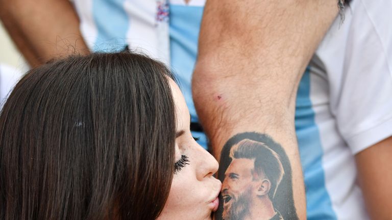 Einmal im Leben Messi küssen. Ein Traum jeder Frau in Argentinien.