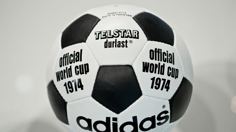 Name: Telstar durlast Jahr: 1974 Gastgeber: Deutschland Weltmeister: Deutschland