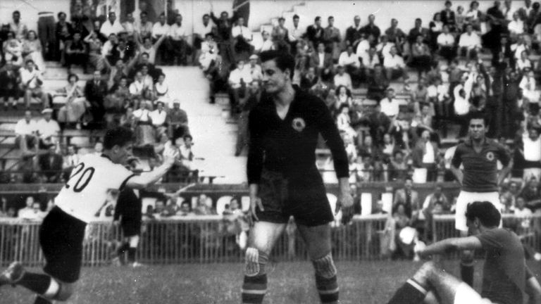 Bei der WM 1954 gab es gleich mehrere Losentscheide. Deutschlands Hans Schäfer jubelt hier im Viertelfinale gegen Jugoslawien (2:0). Die Auswahl vom Balkan hatte sich zuvor per Los gegen Brasilien (1:1 n.V.)  als Gruppensieger durchgesetzt.