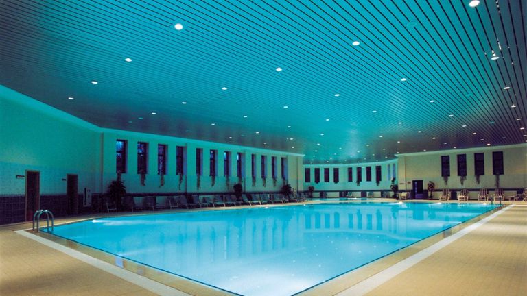 Hinter einem bis zu viereinhalb Meter hohen Metallzaun fehlt es der Mannschaft an nichts. Großzügiger Wellness-Bereich mit Pool ist im Hotel integriert. Optimale Bedingungen für eine schnelle Regeneration.