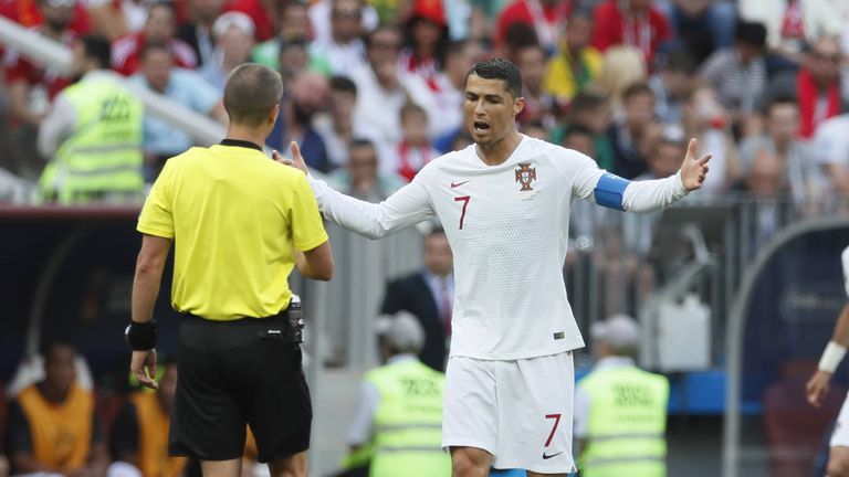 Portugals Cristiano Ronaldo und Schiedsrichter Mark Geiger beim Spiel gegen Marokko.