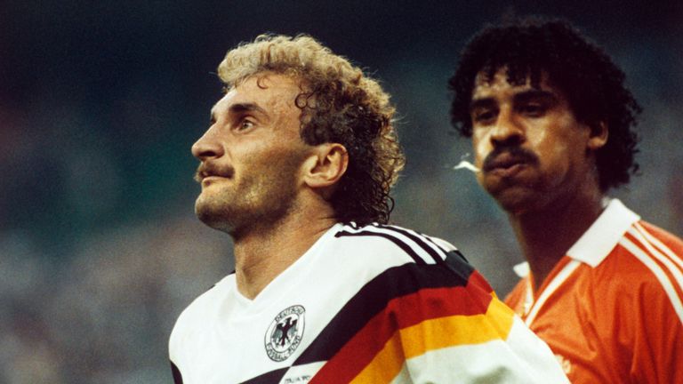 Rijkaard bespuckt Völler: Eine Szene, die ohne den Losentscheid nicht möglich gewesen wäre: Weil Irland bei der WM 1990 per Los zum Gruppenzweiten erklärt wurde, landeten die Niederlande auf Rang drei und trafen somit im Achtelfinale auf Deutschland.