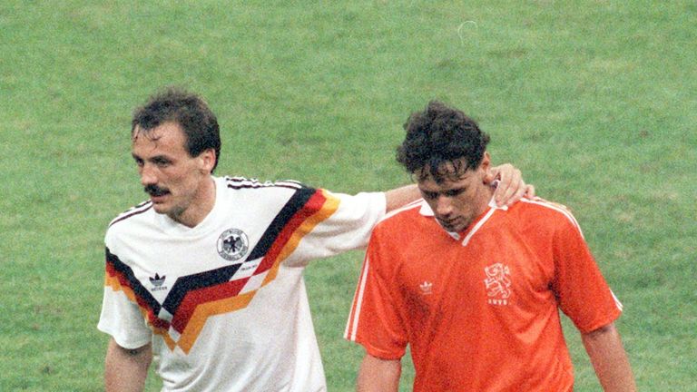 Deutschlands Jürgen Kohler tröstet den späteren Weltfußballer Marco van Basten.