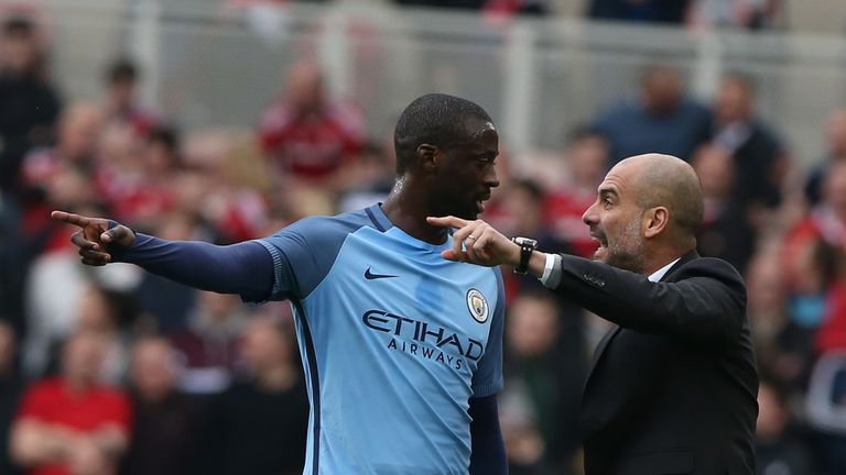 Yaya Toure (l.) erhebt schwere Vorwürfe gegen Pep Guardiola (r.).