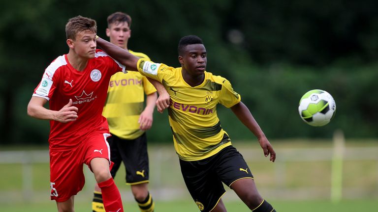 Dortmunds Wunderkind Youssoufa Moukoko hat laut Medienberichten das Interesse vom FC Barcelona auf sich gezogen.