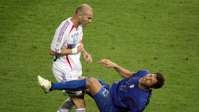 Zinedine Zidane kassiert nach seinem Kopfstoß gegen Marco Materazzi im WM-Finale die Rote Karte.