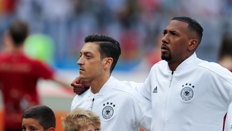 Jerome Boateng (r.) unterstützt Teamkollege Mesut Özil, der im Kreuzfeuer der Kritik steht. 