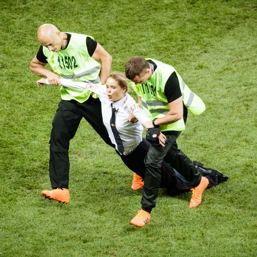 Pussy-Riot-Flitzer sorgen für Final-Unterbrechung