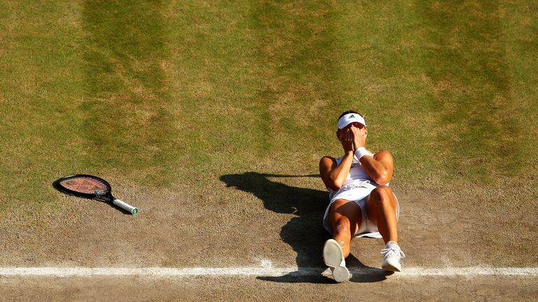 Es ist vollbracht! Angelique Kerber kann ihr Glück nach dem Finalsieg gegen Serena Williams kaum fassen.