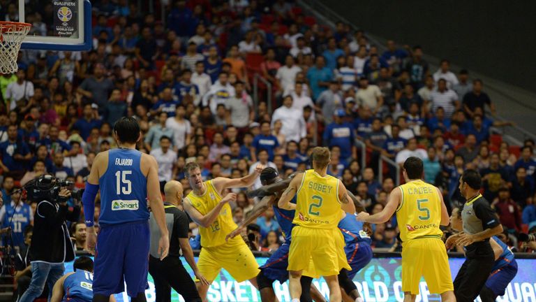 Beim WM-Qualifikationsspiel zwischen den Philippinen und Australien kommt es zu einer Massenschlägerei.