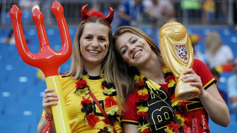 Dass das Weiterkommen gegen Japan so teuflisch schwer werden würde, ahnten diese zwei Belgien-Fans vor Anpfiff offenbar noch nicht.