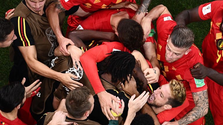 Nach dem Last-Minute-Sieg versanken die belgischen Spieler in einem Jubelknäuel ...