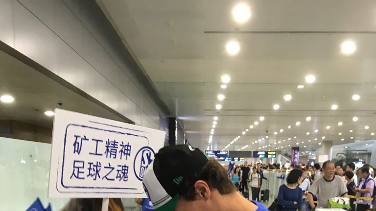 Benjamin Stambouli schreibt fleißig Autogramme. (Foto: Dirk große Schlarmann)