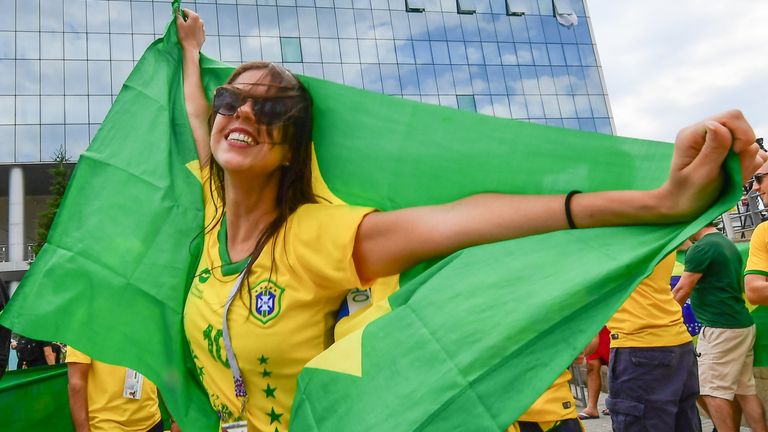 Favorit Brasilien reitet in Russland weiter auf der Erfolgs-, die Fans auf der Euphoriewelle. Ob diese Dame nach dem Viertelfinalspiel gegen Belgien immer noch Grund zum Jubeln haben wird?