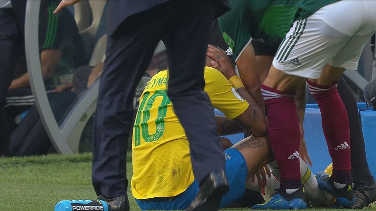 Die Szene im Bild: Layun steigt Neymar leicht auf den Knöchel.