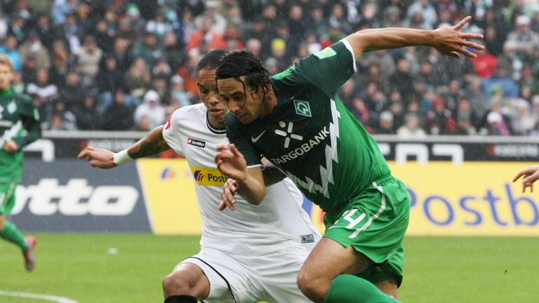 Historisch: Am 9. Spieltag der Saison 2010/11 trifft er zum 4:1 Endstang gegen Gladbach. Es ist sein 134. Tor in der Bundesliga, damit überholt er Giovanne Elber und ist damit bester ausländischer Torschütze. Aktuell steht er bei 180 Toren.