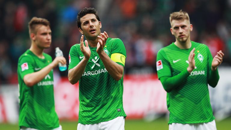 Sportlich geht es aber immer weiter bergab. Absteigskampf statt Champions League heißt es dann. Der Peruaner ist mit seinen Toren, vor allem 2012/13 ein Garant für den Klassenerhalt.