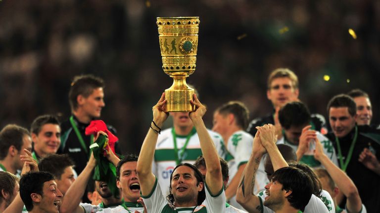 Im DFB-Pokal Finale wird aber Bayer Leverkusen besiegt. Es ist der einzige Titel den "Piza" mit Werder gewinnt.