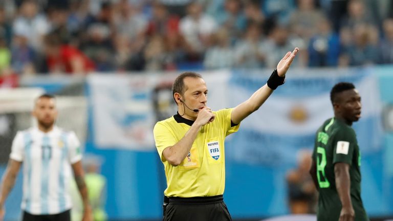Der Türke Cüneyt Cakir leitet das Halbfinale zwischen England und Kroatien.