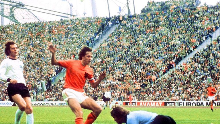 Johann Cruyff: Er veränderte den Fußball, den WM-Pokal durfte der Niederländer aber nie hochstemmen. 1974 wurde er zum Spieler des Turniers gewählt. Im Finale gewann aber Deutschland.