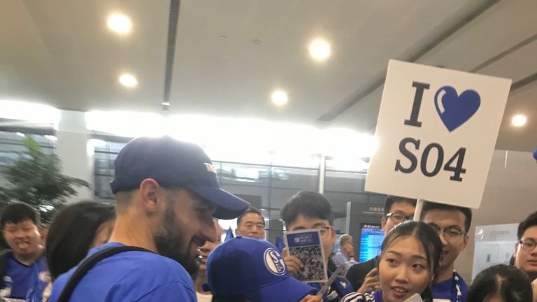 Daniel Caligiuri steht für das ein oder andere Selfie bereit. (Foto: Dirk große Schlarmann)