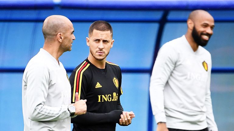 Belgiens Nationaltrainer Roberto Martinez (l.) im Gespräch mit Eden Hazard.