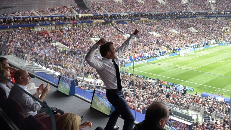 Frankreich ist Weltmeister! Frankreichs Präsident Emmanuel Macron flippt nach dem 4:2 gegen Kroatien völlig aus und sorgt für das Bild des Tages! Sky Sport hat weitere tolle Emotionen des WM-Finals gesammelt.