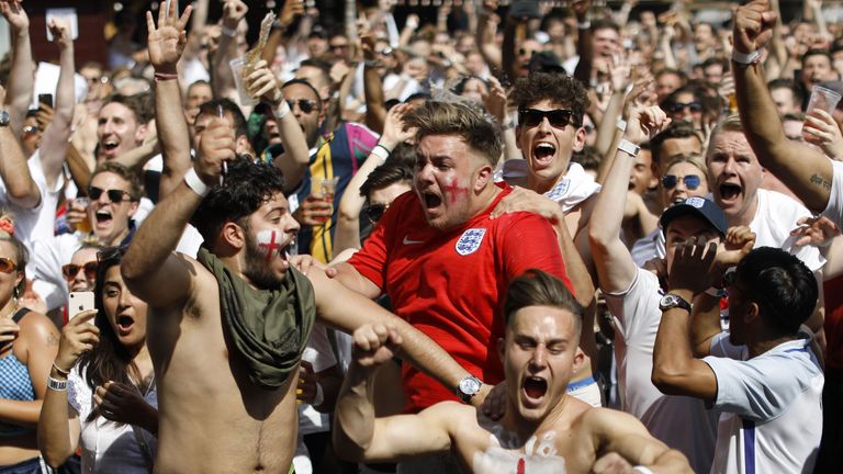 Beim Public Viewing in London feiern die Fans der Three Lions eine gewaltige Siegesparty. Der Traum vom zweiten WM-Triumph nach 1966 lebt.