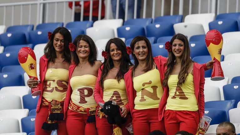 Achtelfinale Spanien vs. Russland: Kein Zweifel  welche Nation diese Damen unterstützen.