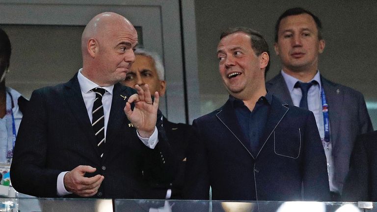 Gianni Infantino und der russische Ministerpräsident Dmitri Medwedew gemeinsam beim WM-Viertelfinale zwischen Russland und Kroatien.