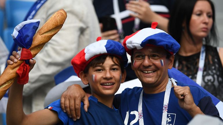 Es muss nicht immer die teure Stadionwurst sein: Diese französischen Fans wollen ihr Nationalgebäck auch in Nischni Nowgorod nicht missen.