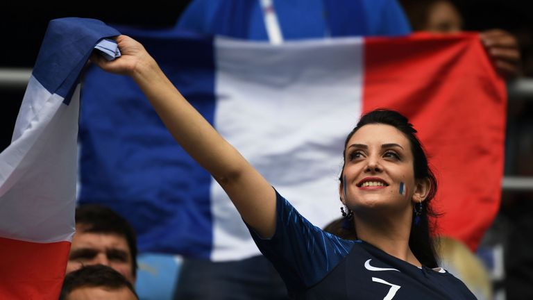 Die Dame hat gewählt: Die Nummer sieben soll es sein, für diese Anhängerin der Les Bleus, und die trägt in der französischen Nationalmannschaft natürlich Superstar Antoine Griezmann.
