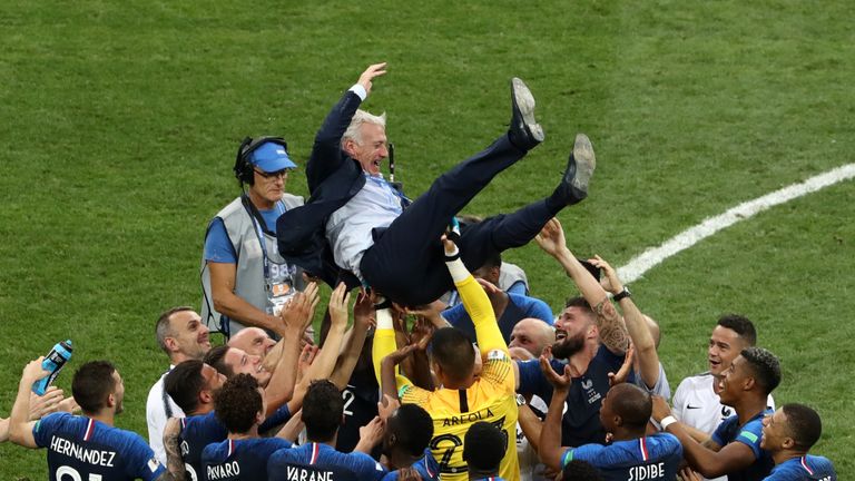 Frankreich feiert Weltmeister-Trainer Didier Deschamps.