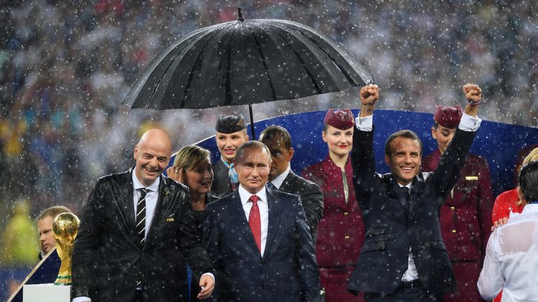 Daurregen in Moskau! Putin erhält sofort einen Schirm, um nicht nass zu werden. Der Rest (Infantino und Frankreichs Präsident Macron) hat Pech gehabt.