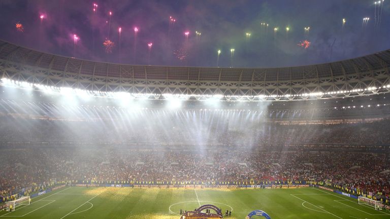 Abschluss-Feuerwerk! Das Luzhniki funkelt noch einmal für den neuen Weltmeister Frankreich. 