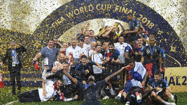 Frankreich wird zum 2. Mal nach 1998 Weltmeister - das obligatorische Siegerfoto.