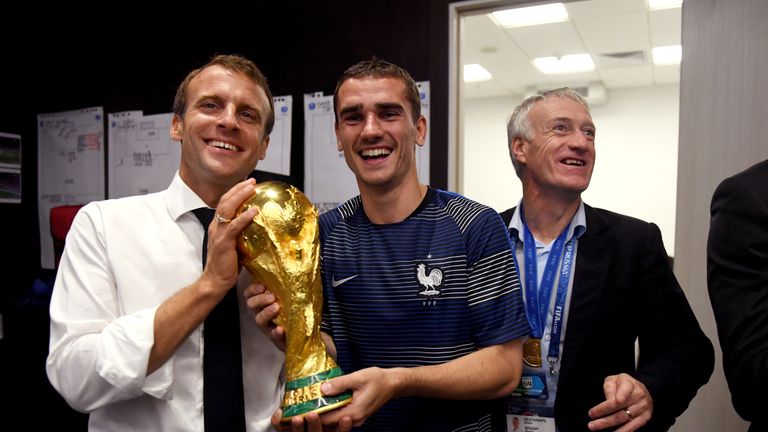 Griezmann und Macron mit den Händen am WM-Pokal - Deschamps hatte in dem Moment wohl gerade etwas spannenderes gesehen.