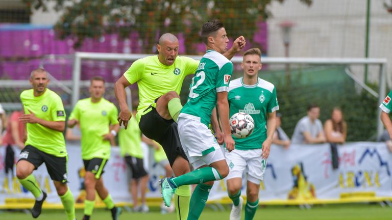 Bremens Marco Friedl im Zweikampf mit seinem Gegenspieler.