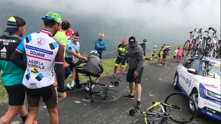 Verrückter Vorfall: Chris Froome wird von einem Polizisten zu Fall gebracht (Bildquelle: Twitter/@albertsecall).