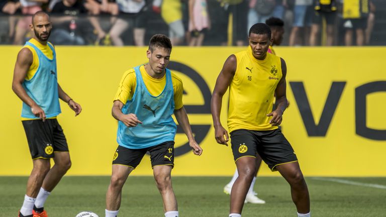 Manuel Akanji (rechts) ist zufrieden mit Neu-Trainer Lucien Favre.