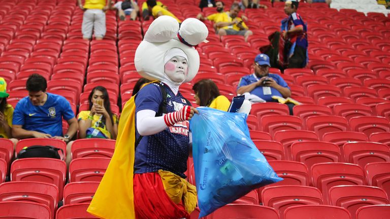 Die japanischen Fans begeisterten durch einfallsreiche Kostüme und Verkleidungen - und räumten nach allen Spielen die Tribüne auf. Selbst nach dem bitteren Ausscheiden gegen Belgien im Achterfinale: Hut ab!