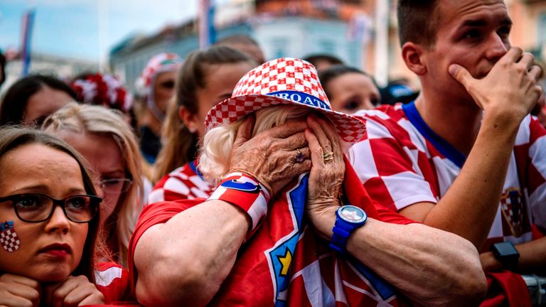 Noch am Tag zuvor lag Kroatien in Tränen: Gegen Frankreich verlor man das WM-Finale 2:4 und verpasste somit den historischen ersten WM-Titel. Doch auch einen WM-Einzug ins Finale gab es davor noch nie... Grund genug zu feiern!
