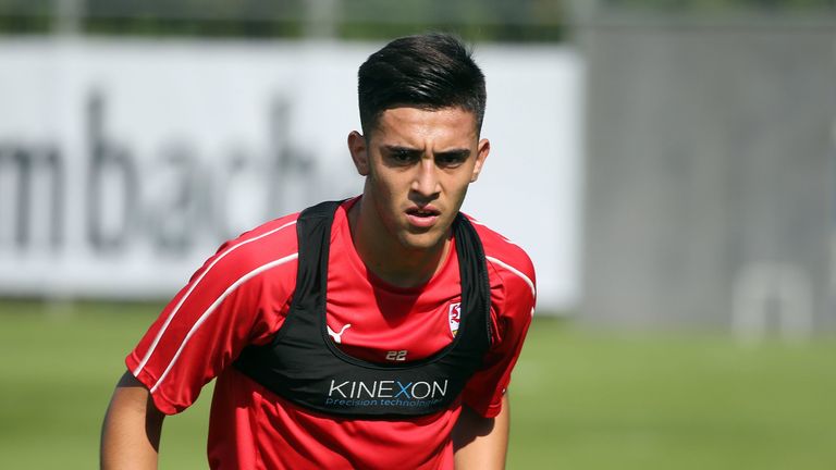 Nicolas Gonzalez kommt von den Argentinos Juniors nach Stuttgart und kostet für einen 20-Jährigen stolze 8,5 Millionen Euro Ablöse. Er könnte im korkutschen 4-4-2 System Mario Gomez unterstützen. 