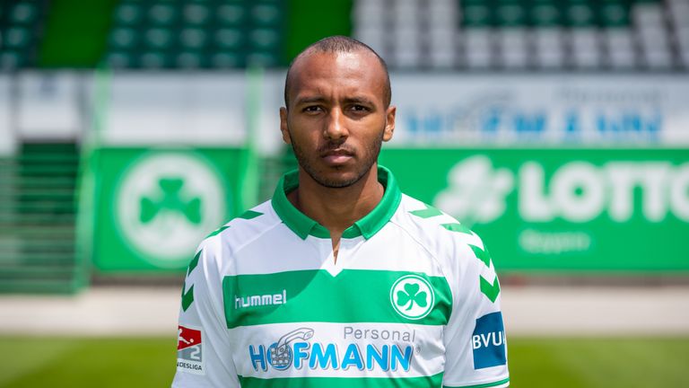 Keine Verwendung mehr hatten die Schwaben für Julian Green. Der ehemalige Münchener wurde nach einjähriger Leihe fest  -für 200.000 Euro- an die SpVgg Greuther Fürth verkauft.