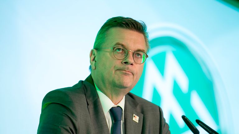Reinhard Grindel würde von Mesut Özil heftig attackiert.